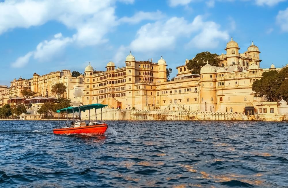Noida to Udaipur Taxi Service