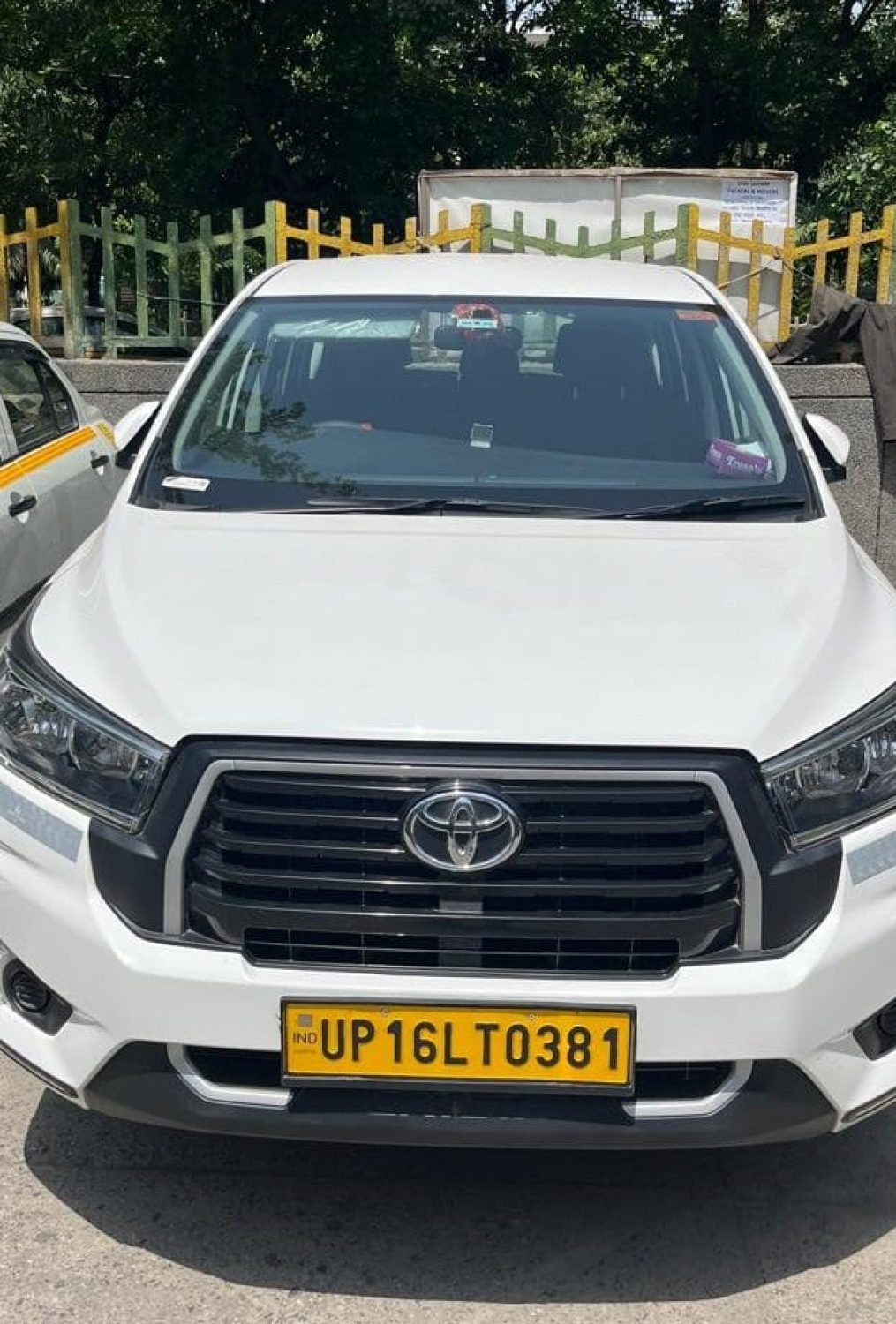 innova crysta taxi service in noida